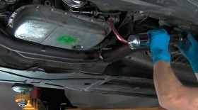 如何在 BMW E39 上更换自动变速箱中的机油