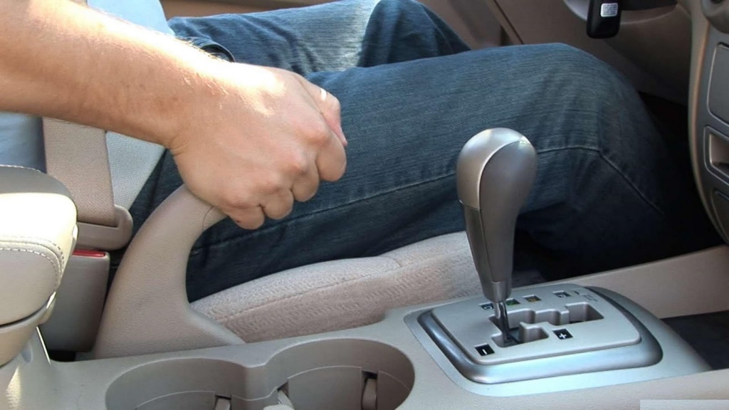 És possible posar un cotxe amb caixa de canvis automàtica al fre de mà?