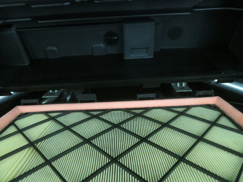 Воздушный фильтр на автомобиле BMW X5