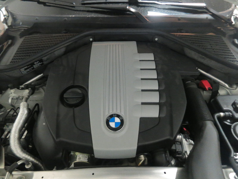 Воздушный фильтр на автомобиле BMW X5