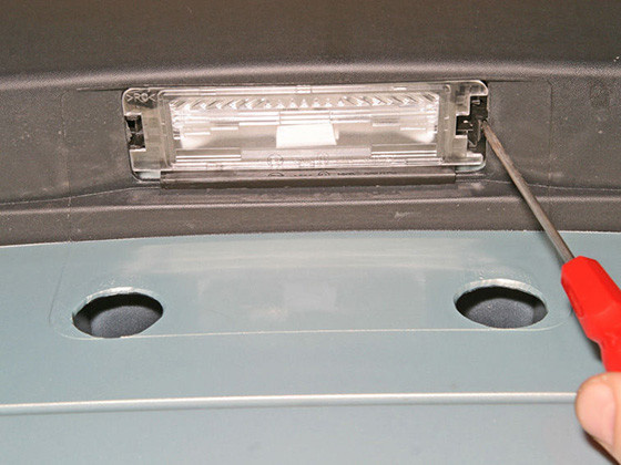 Замена ламп освещения номерного знака автомобиля