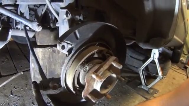 Replacing the front wheel bearing in the Nissan X-Trail