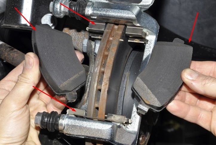 Remplacement des plaquettes de frein avant sur Lada Vesta
