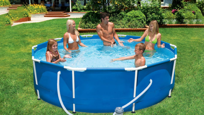 여름을 위한 10개의 정원 수영장. 우리의 선택을 확인하십시오