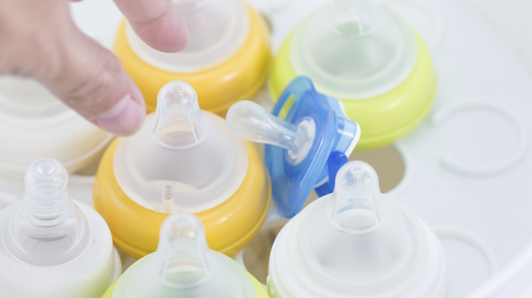 Как дезинфицировать и ошпаривать бутылочки, соски и принадлежности для кормления ребенка?