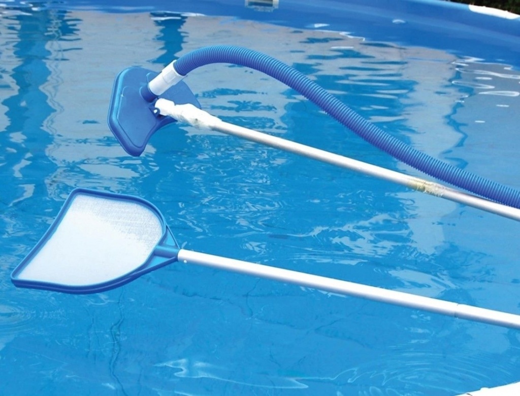Hoe maak je de bodem van een tuinzwembad schoon?