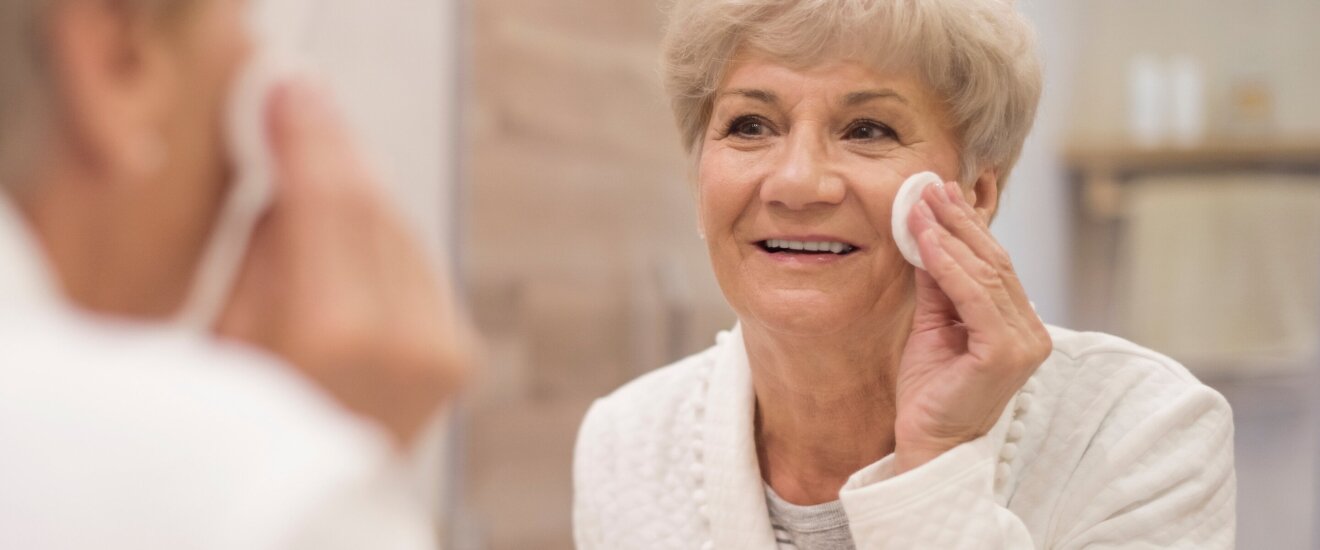 Como coidar a pel facial despois de 60 anos?