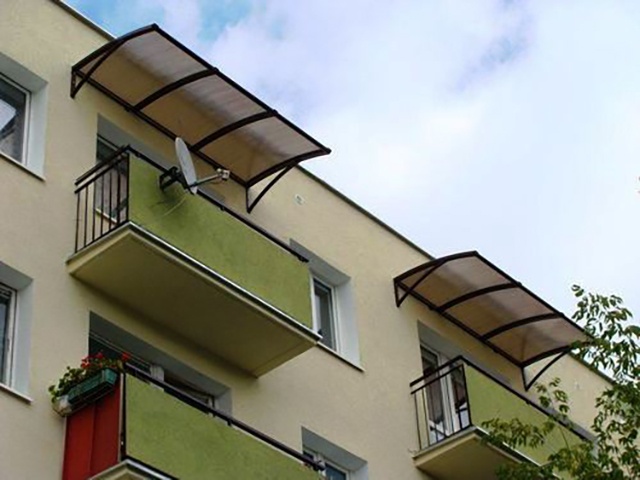 Как защитить балкон от ветра и соседей?