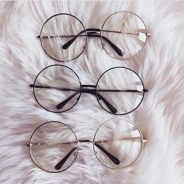 النظارات ذات العدسات الشفافة ليست مجرد ملحق أنيق! لماذا من الجيد ارتداء أضواء صافية؟