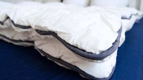 침대 시트와 담요를 펼칠 가치가 있습니까?