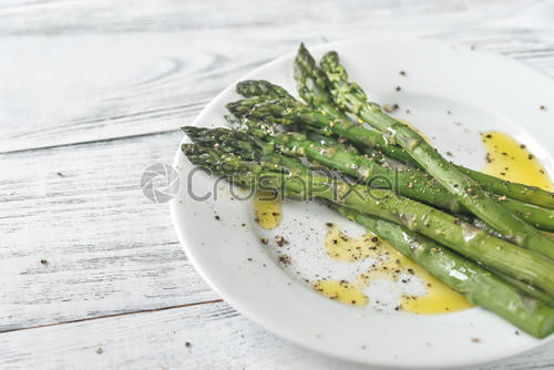 ਪਲੇਟ 'ਤੇ ਸਟਾਰਿੰਗ: asparagus
