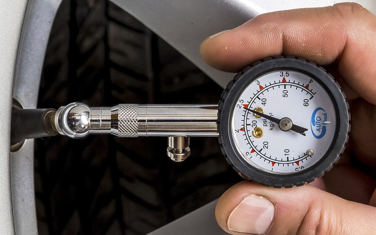 4 hal penting yang perlu diketahui tentang pengukur tekanan ban mobil Anda