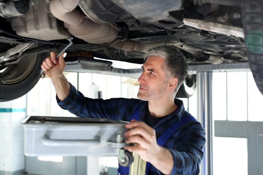 Авторизованный или независимый сервис? Где стоит ремонтировать автомобиль по гарантии и по истечении срока ее действия?