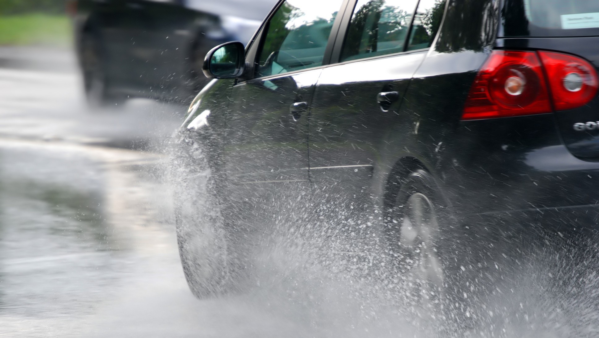 Дали е безбедно да се вози на дожд со вклучен темпомат?