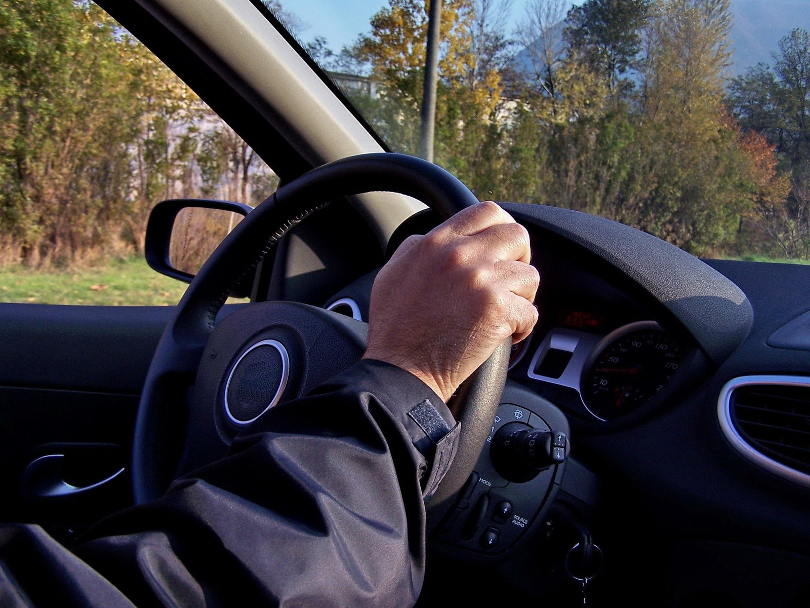 Чи безпечно керувати автомобілем однією рукою?
