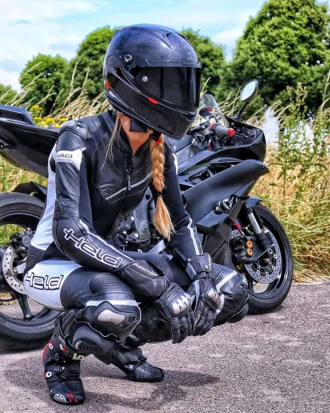 Sigurno i lijepo motociklističko odijelo - kako ga upotpuniti?