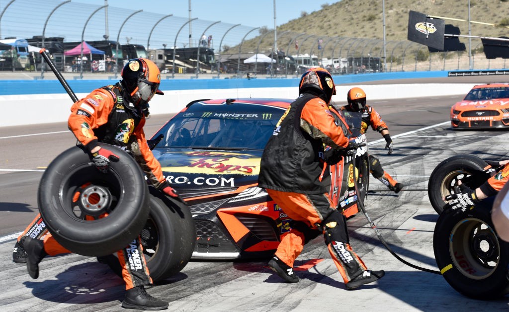 Бригады NASCAR Pit Crews следуют этим строгим правилам и положениям