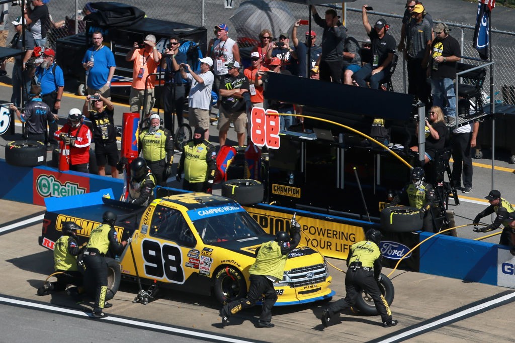 Бригады NASCAR Pit Crews следуют этим строгим правилам и положениям