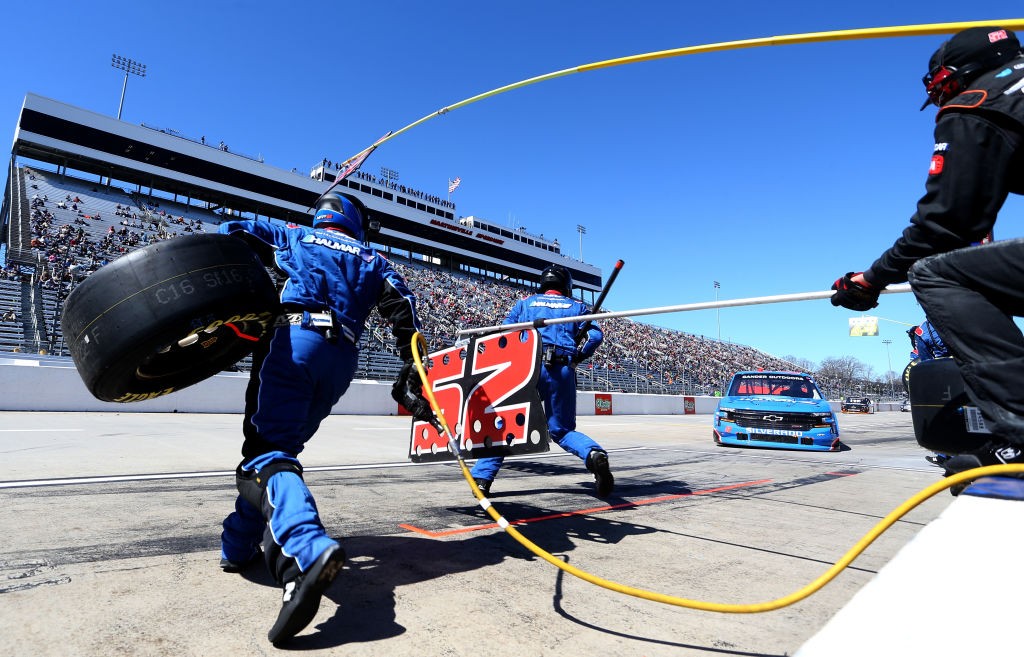 Бригады NASCAR Pit Crews следуют этим строгим правилам и положениям