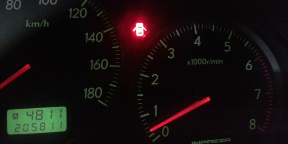 Jak pozná spínač směrových světel, že se má resetovat, když moje auto přestane zatáčet?