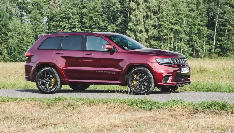 Jeep Grand Cherokee — внедорожник премиум-класса.  Спортивно, но все же.