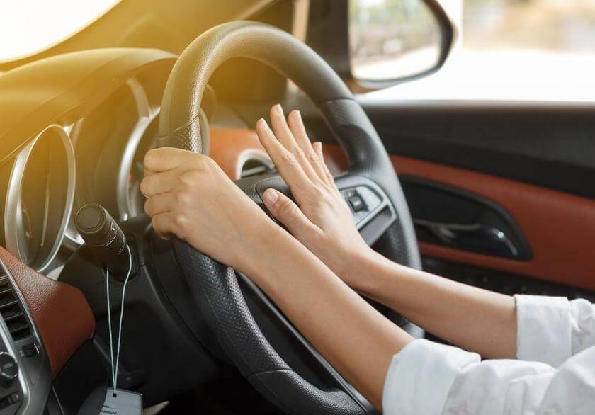 Conducir, frenar, tocar la bocina: una oda a un automóvil económico