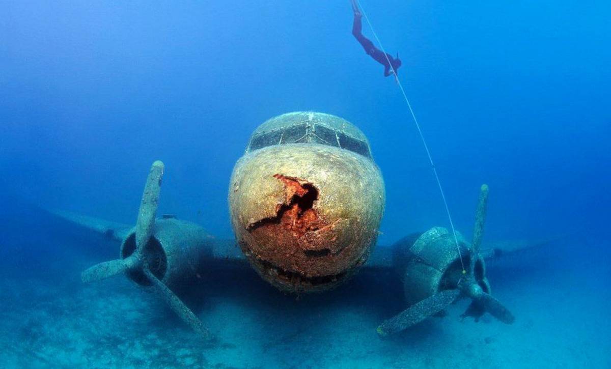 Самолет под водой