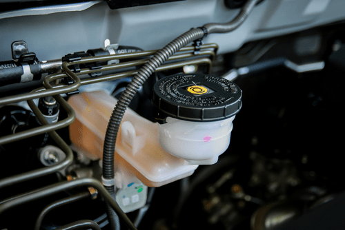 Обслуживание автомобиля: замена свечей зажигания и воздушного фильтра, замена масла и внимание к предупреждающим сигналам