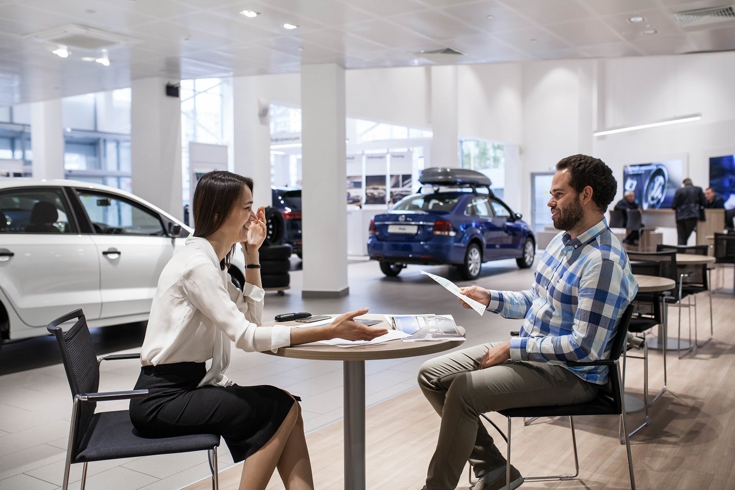 Cum să negociezi o ofertă mai bună la un dealer auto