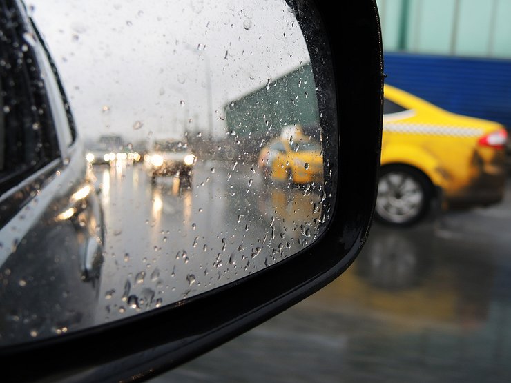 Как лучше всего чистить автомобильные зеркала?