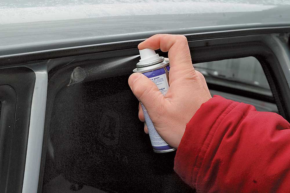 Ako otvoriť zamrznuté dvere auta
