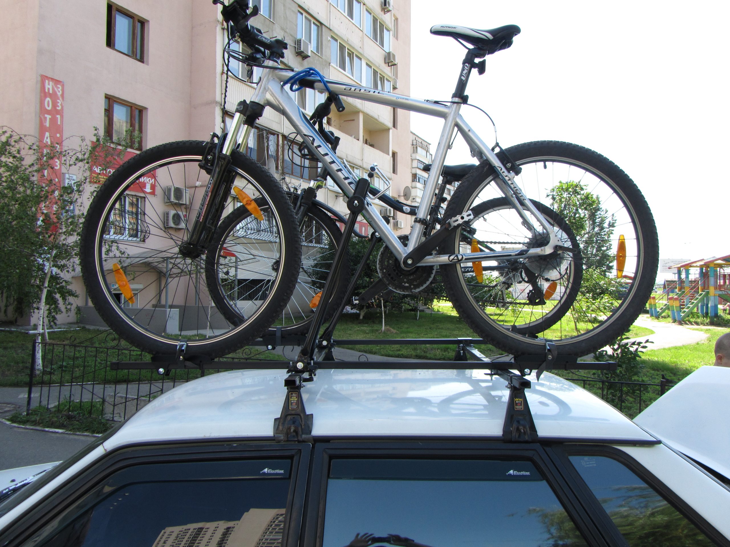 Comment transporter un vélo en voiture - transport des deux-roues et règles de circulation