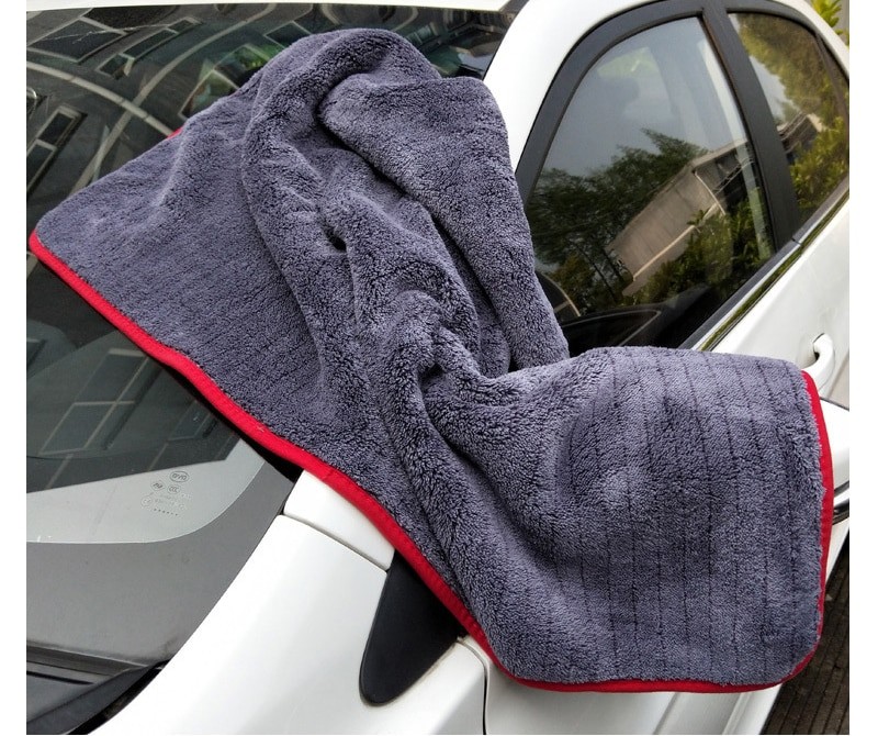 Come pulire la tua auto con un panno in microfibra