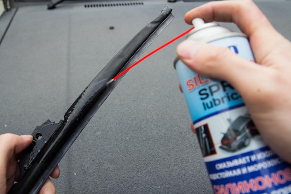 How to clean windshield wiper blades