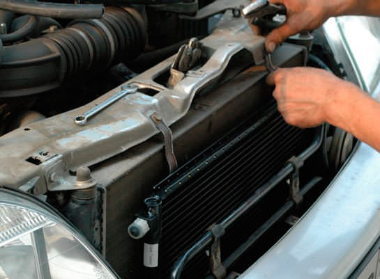 如何更换大多数汽车的机油冷却器管路