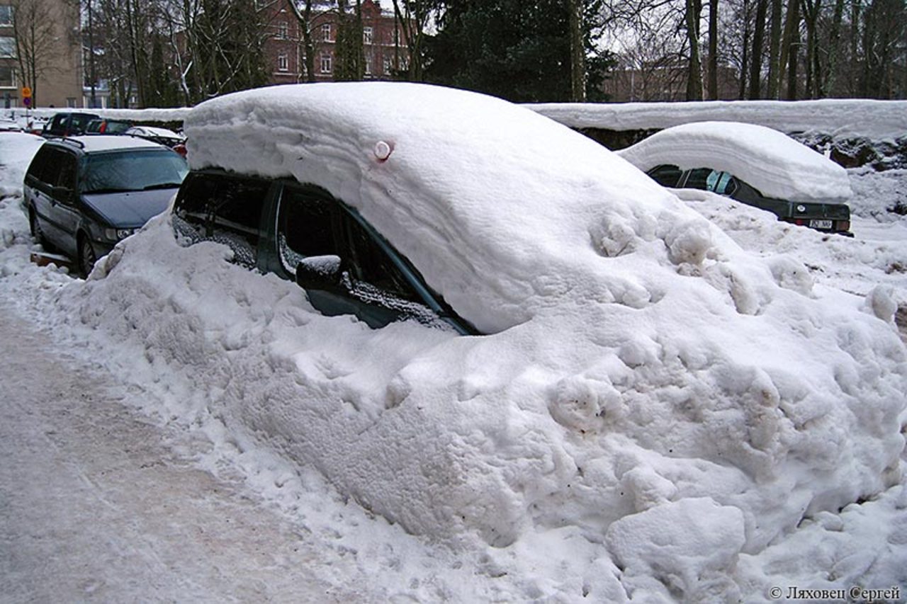 Ne znate kako se izvući iz snježnih nanosa zimi? Naučite praktične savjete prije nego što ostavite automobil u snježnom nanosu!