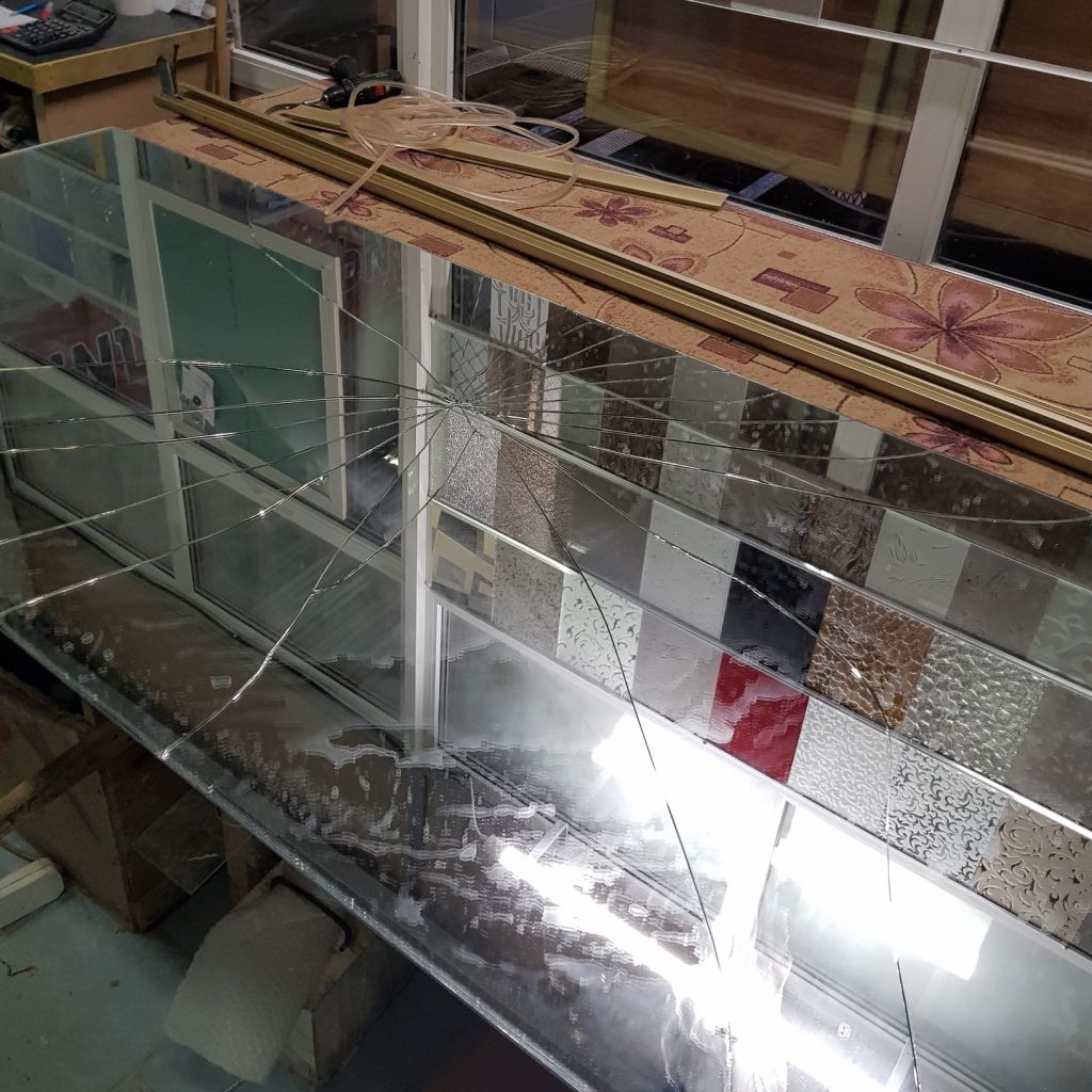 поменять разбитое стекло в шкафу