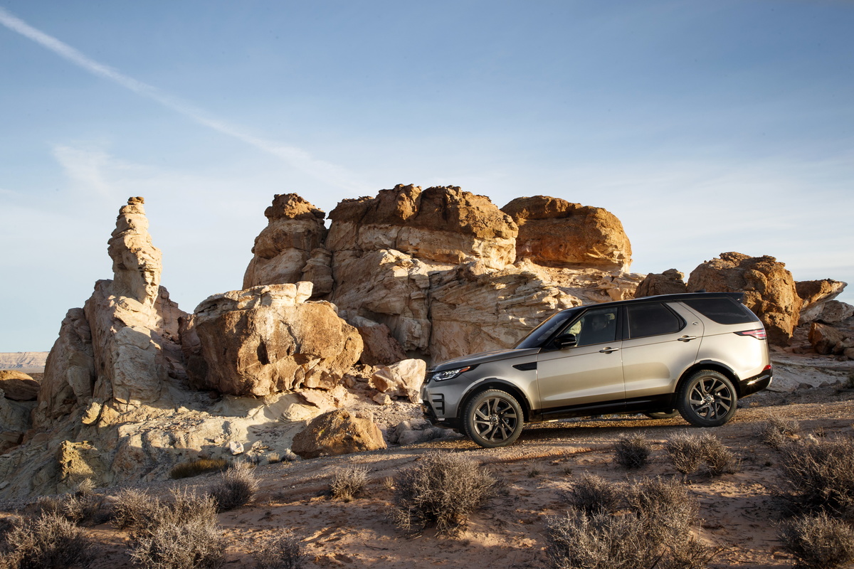 Ело дискавери. Ленд Ровер Дискавери для пустыни. Land Rover в пустыне. Land Rover Discovery l462. Land Rover Discovery 3 по трассе.