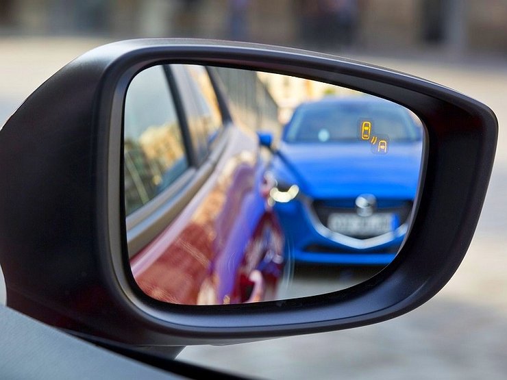 ¿Puedo usar el espejo retrovisor para conducir en reversa?