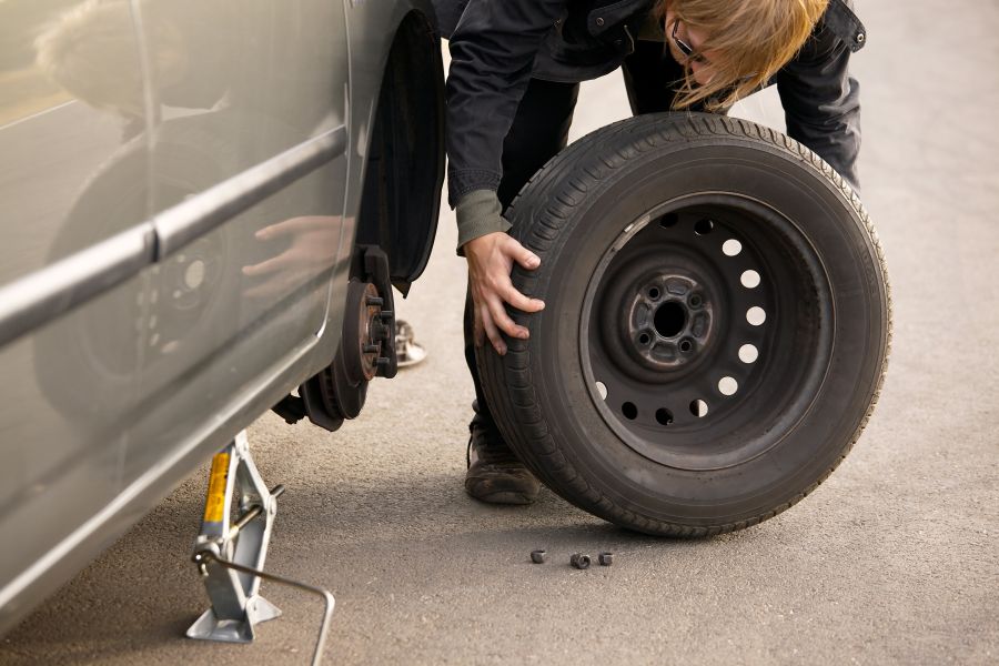 Пошаговая инструкция по замене колеса на вашем автомобиле. Как поменять колесо в дороге?