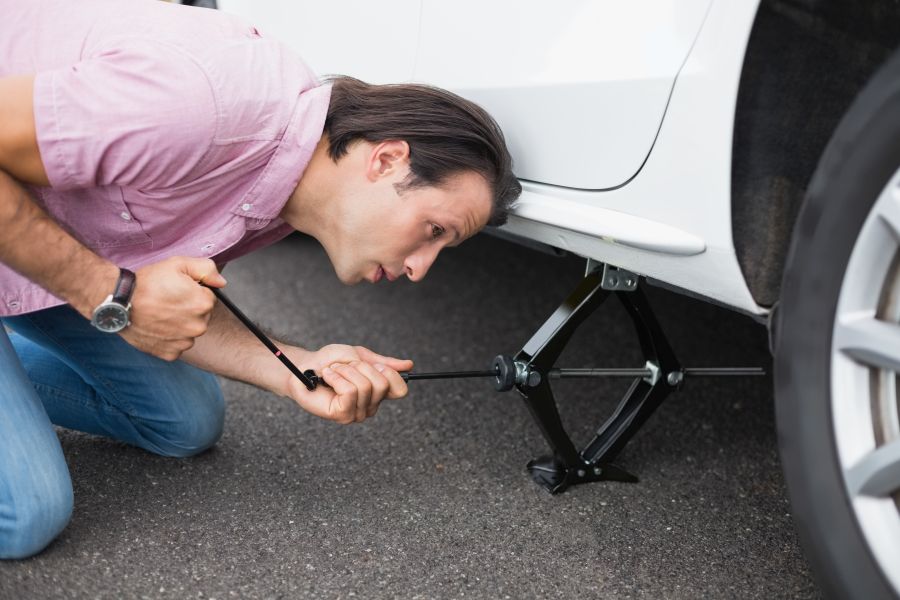 Пошаговая инструкция по замене колеса на вашем автомобиле. Как поменять колесо в дороге?