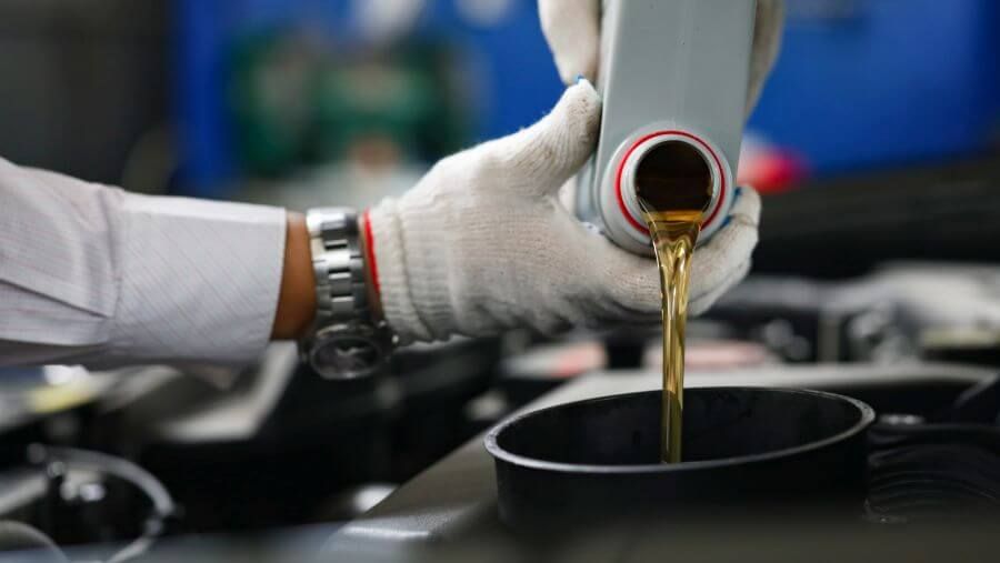 Слишком много масла в двигателе - чем опасен избыток масла? Как измерить уровень масла щупом?