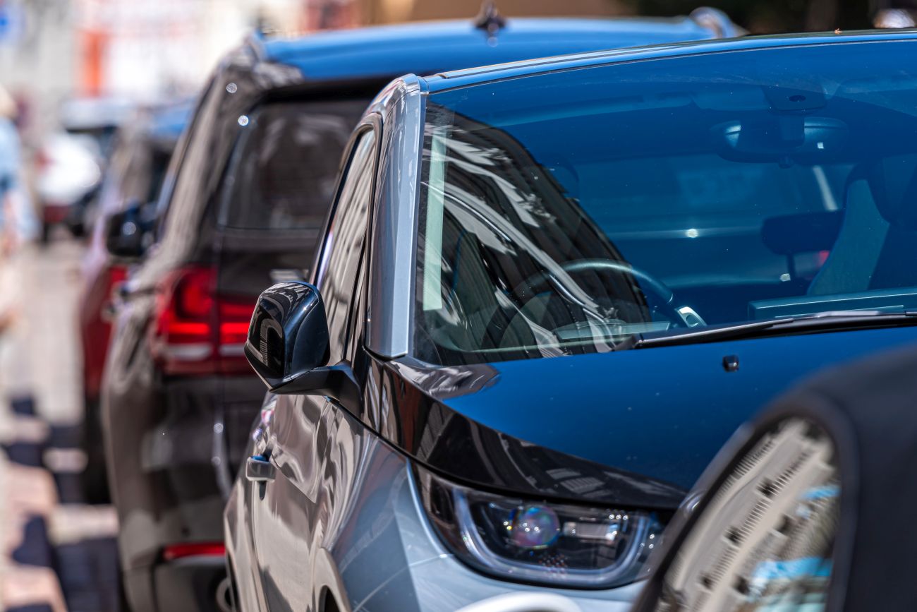Тонировка стекол автомобиля - сколько это стоит? Как затонировать стекла в машине?