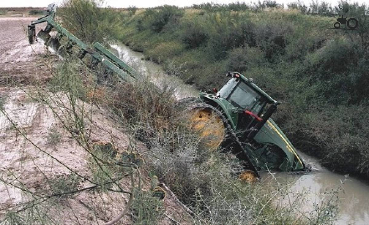 Трактор выходит из строя, что доказывает, что не каждый должен управлять тяжелой техникой