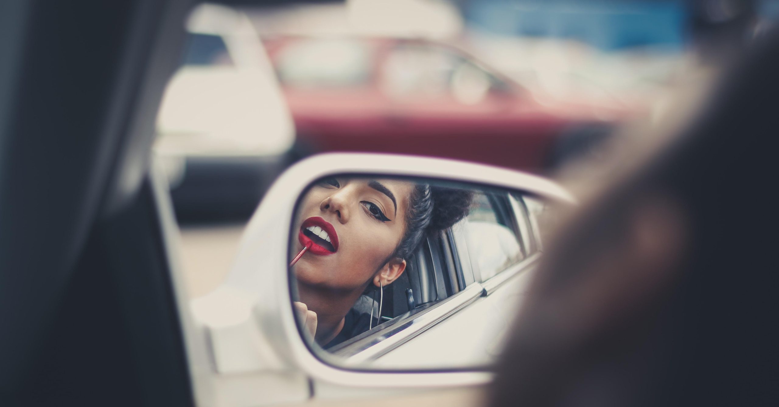 Ты делаешь макияж в машине? Это то, что вам нужно знать!