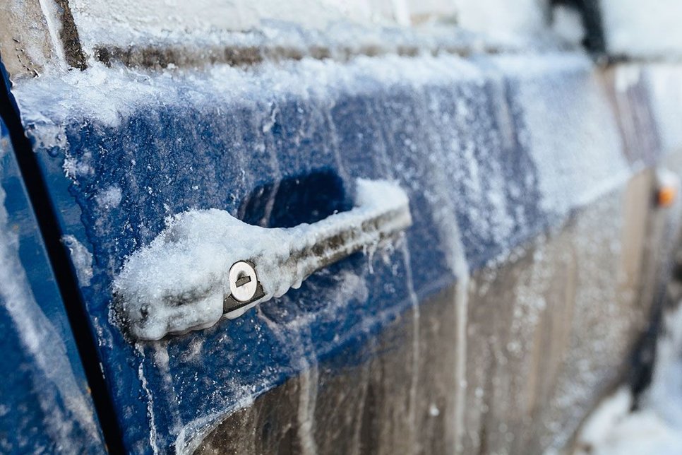 Rozmrazovač zámků auta aneb co dělat, když zamrznou dveře auta