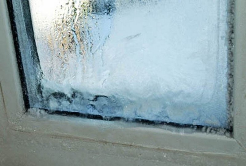 Замерзшие окна изнутри – как с ними бороться?