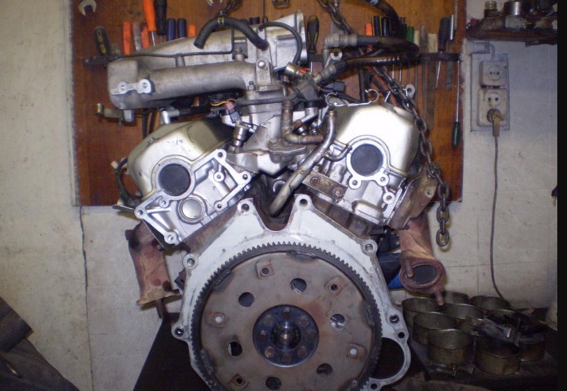 Mitsubishi 6G72 engine