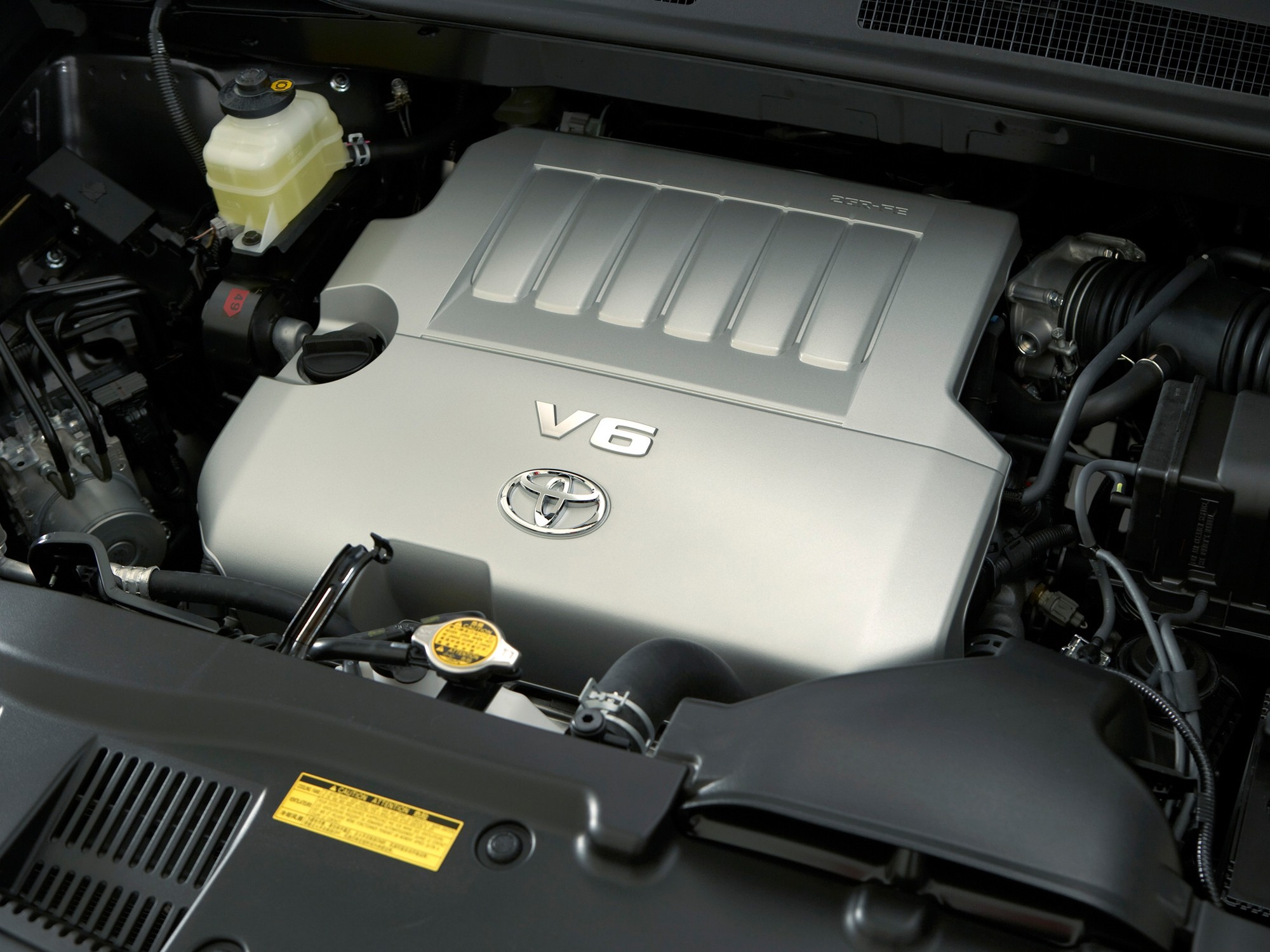 Хайлендер какие двигатели. Тойота Клюгер 2022. Подкапотное пространство Toyota Kluger v. Toyota Kluger 2021. Тойота Клюгер 3.5 2011 мотор.