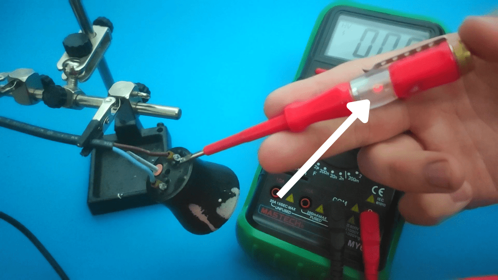 Как проверить, горячий ли провод с помощью мультиметра
